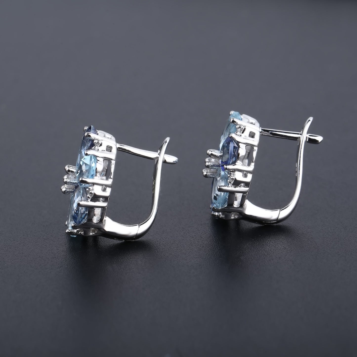 Pendientes de flor de gemas naturales de diseño original hechos a mano por Kemstone con granate y topacio azul Londres en plata de ley S925 para mujer.