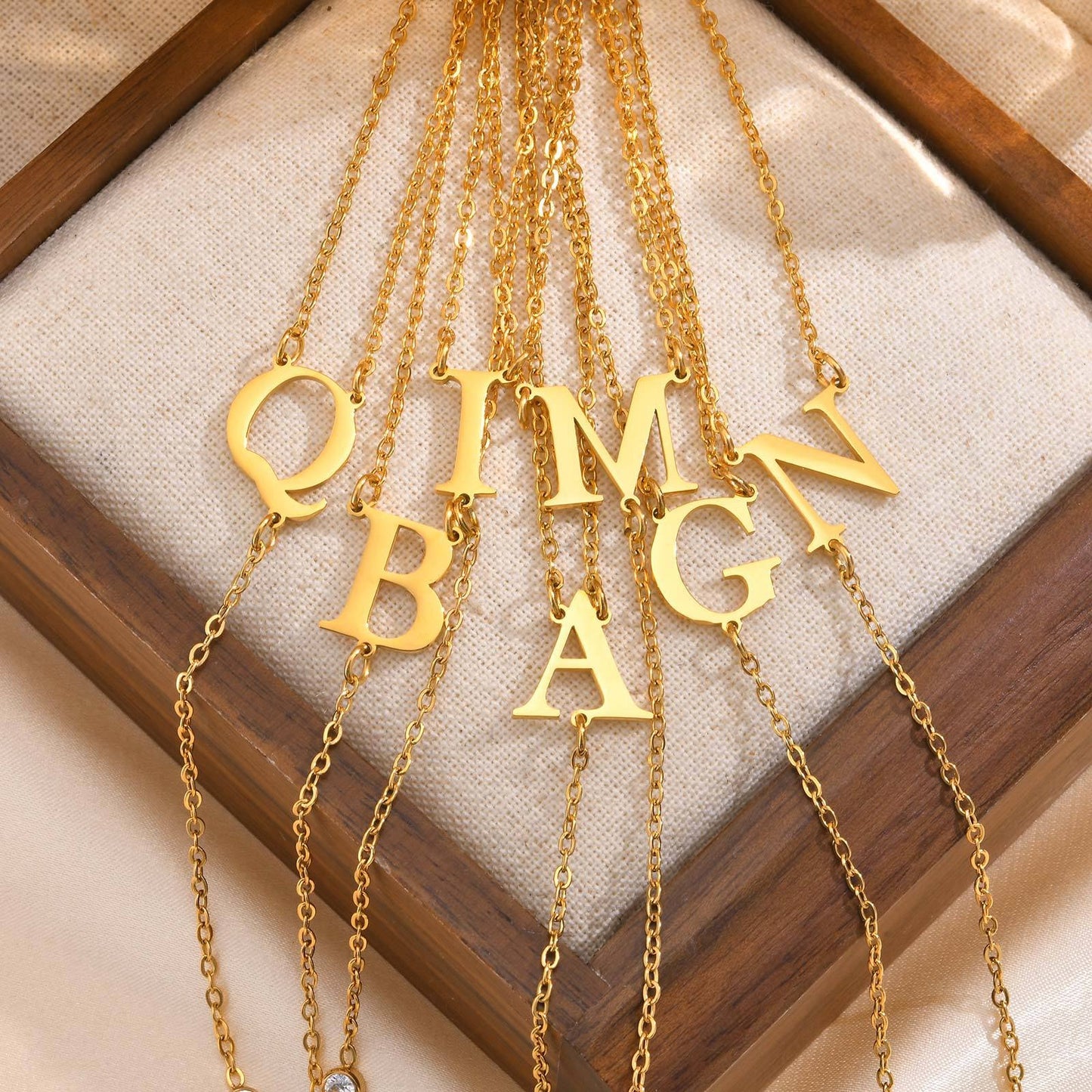 Collar de cadena cruzada plana de acero inoxidable con letra, circonita blanca y flecos dorados. Joyería minimalista personalizada para mujer. NC-1936G