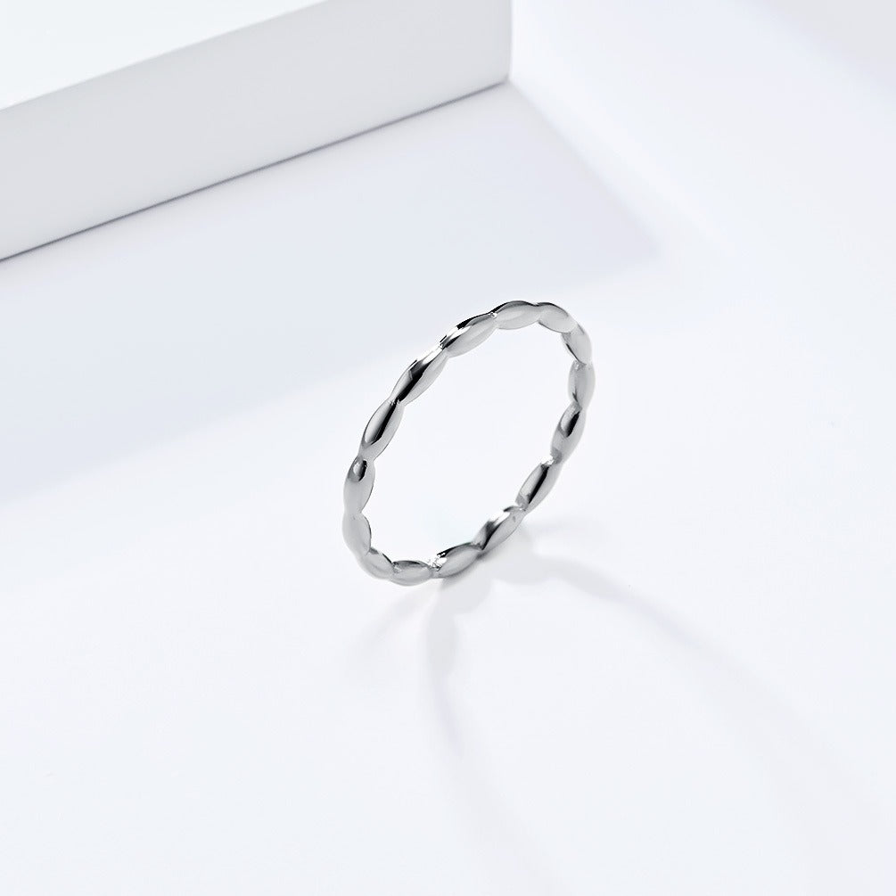 Anillo geométrico de acero y titanio con lágrima entrelazada de inspiración francesa para mujer | Joyería minimalista para uso diario con elegancia narrativa K-R945