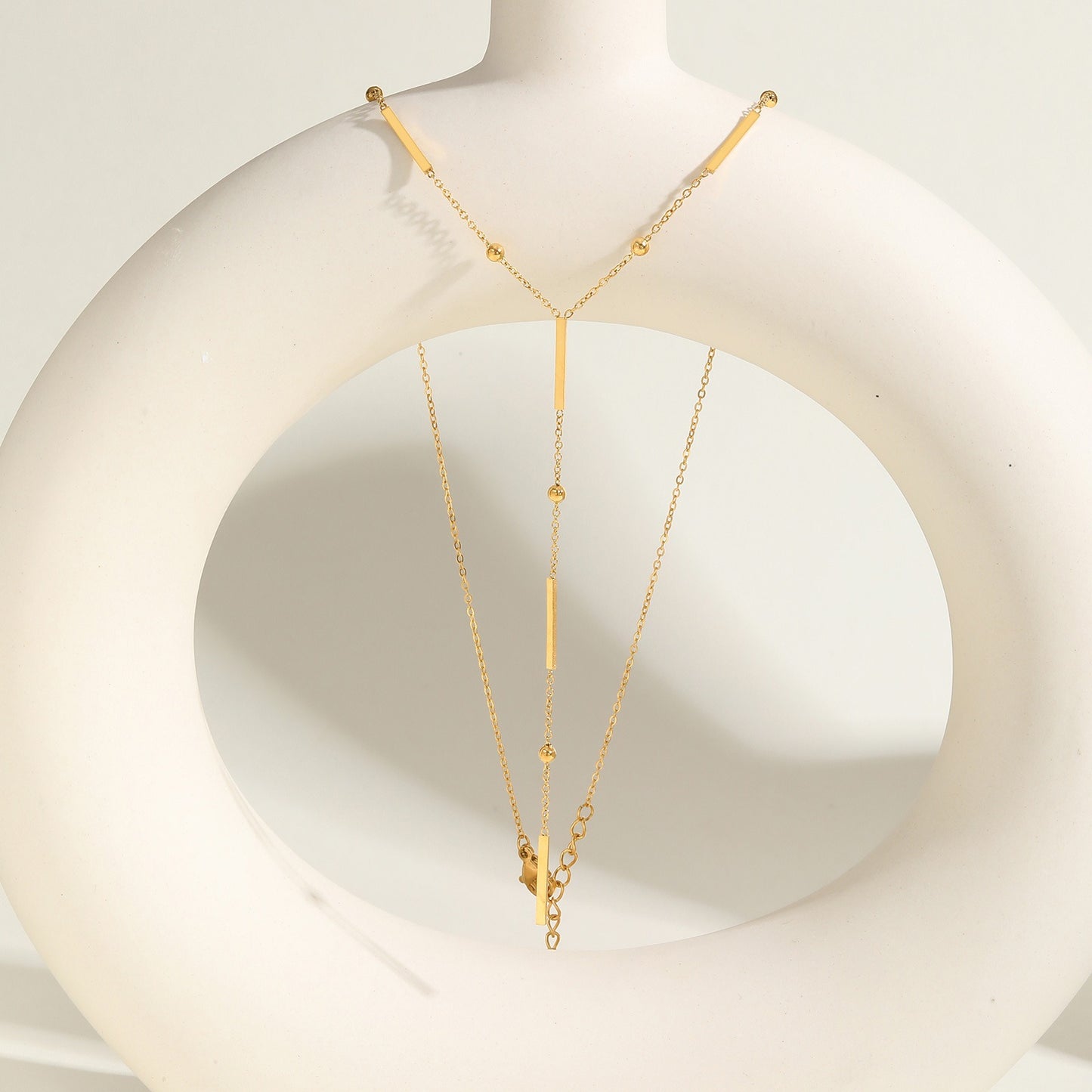 Collar minimalista Kemstone de acero inoxidable con borlas en forma de Y y cuentas espaciadoras cuadradas: detalles dorados atemporales para una elegancia cotidiana NC-2049