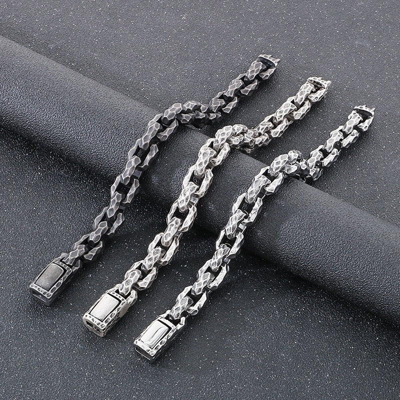Pulsera de motorista de acero y titanio martillado artesanal Kemstone - Cadena cuadrada resistente para hombre, diseño urbano KB167700-KJX