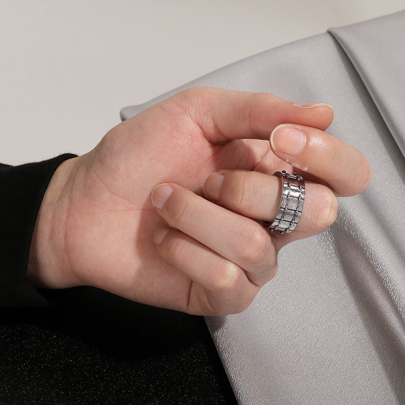 Anillo punk de acero inoxidable Kemstone para hombre - Diseño de motocicleta grabado a láser, pieza llamativa personalizable y resistente a la decoloración KR1087872-K