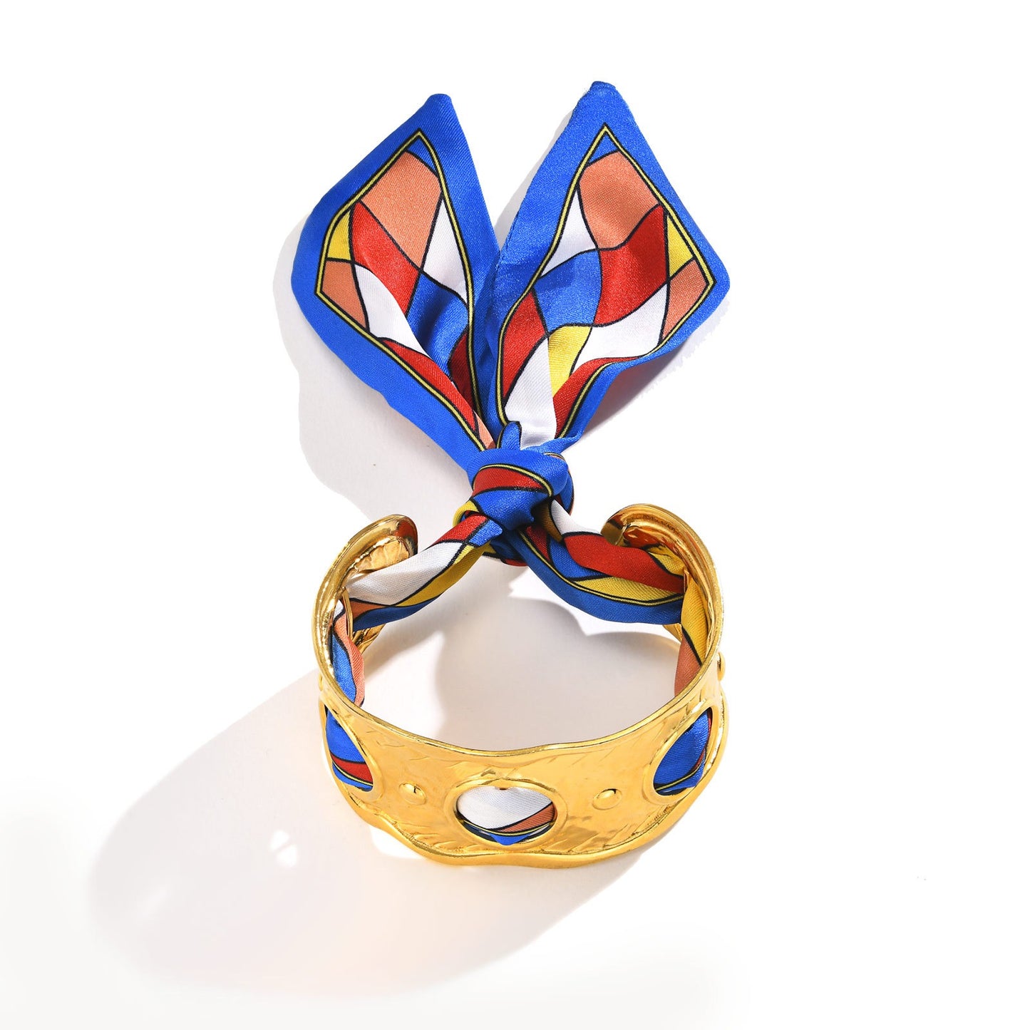 Elegante pulsera de acero inoxidable dorado con elegante nudo de seda: un accesorio imprescindible para mujer B-630
