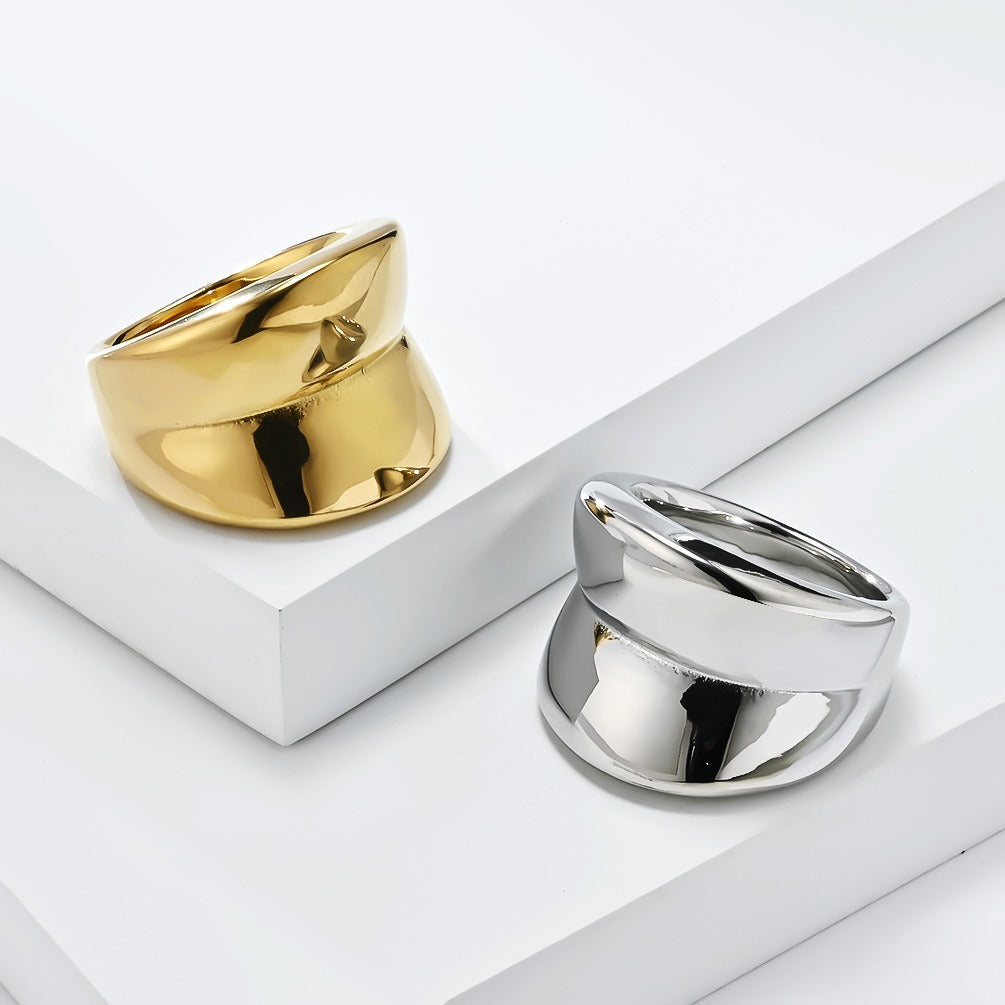 Anillo minimalista de acero de titanio chapado en oro para mujer: diseño geométrico exagerado, joyería de alta gama para el día a día con un elegante diseño K-R969