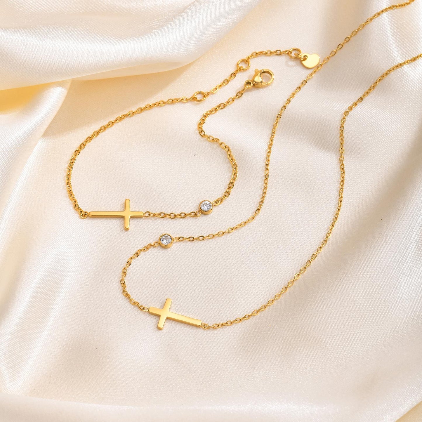Collar con colgante de cruz de resplandor eterno - Joyería de acero inoxidable con circonitas blancas en tono dorado para mujer, hipoalergénico, elegante y cotidiano NC-782