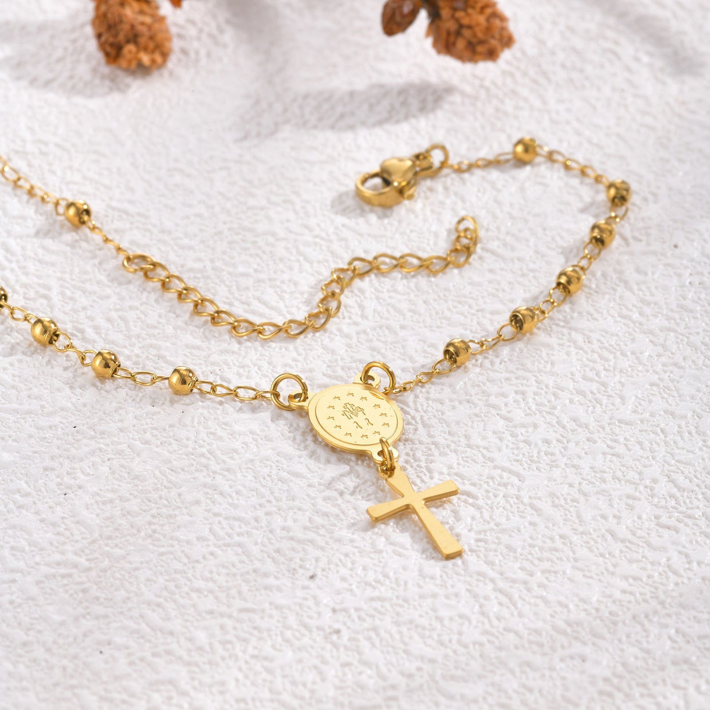 Elegante pulsera de cadena de cuentas de rosario de acero inoxidable con dije de cruz de la Virgen - Joyería espiritual hipoalergénica en tono dorado para mujer BR-2234