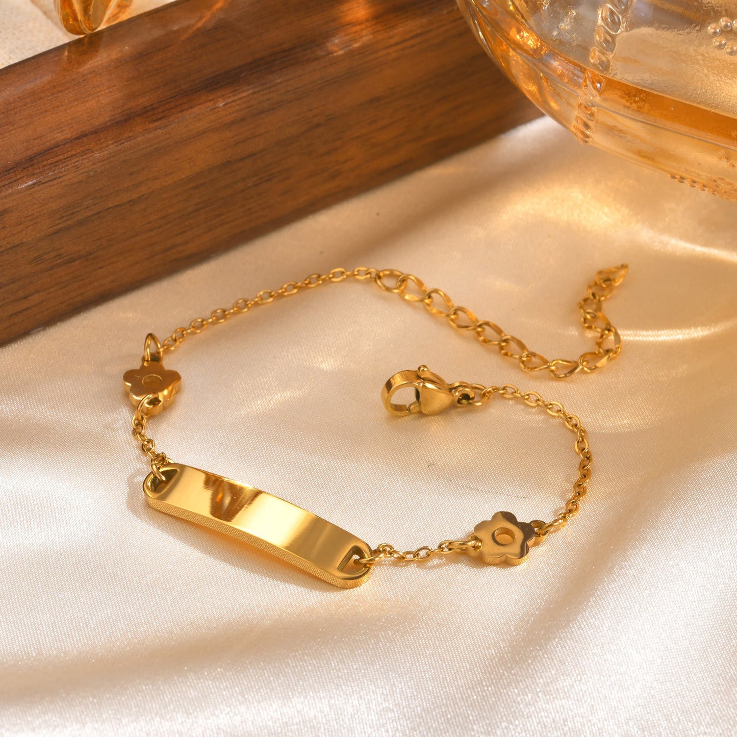 Pulsera de cadena cruzada plana de acero inoxidable Kemstone con colgante floral curvo - Joyería minimalista para mujer, elegancia para el día a día y diseño ideal para regalar BR-2159