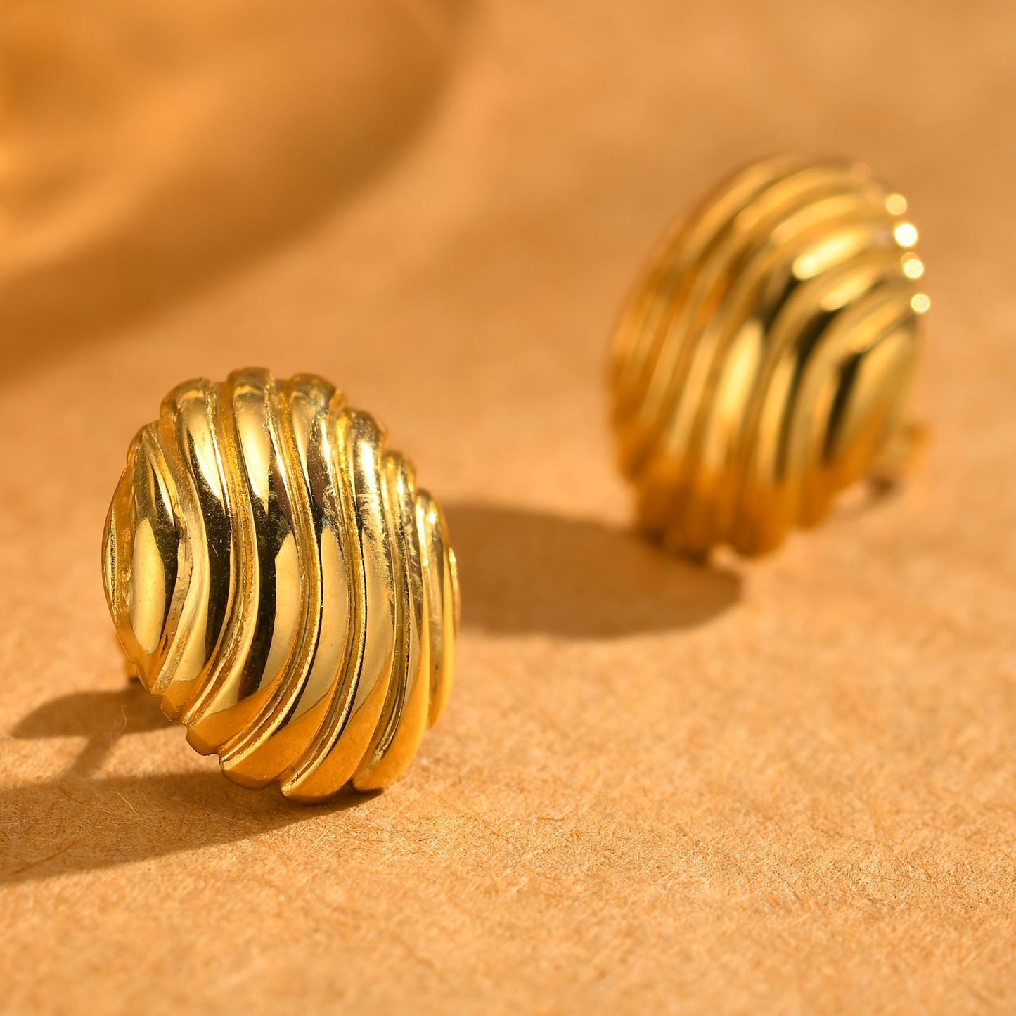 Pendientes Kemstone de acero inoxidable con textura de concha dorada para mujer ES-458