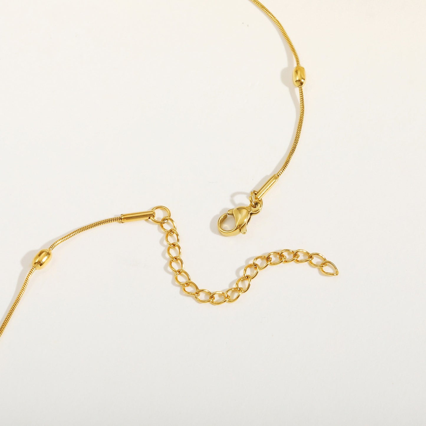 Collar de cadena de serpiente Kemstone de acero inoxidable dorado - Diseño delicado con cuentas para mujer, joya minimalista para el día a día NC-1639
