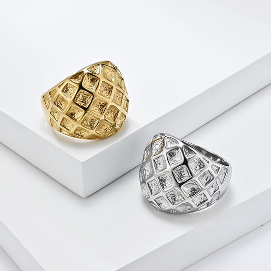 Anillo de acero y titanio con diseño hexagonal Hive - Joyería dorada para mujer, accesorios bohemios chic y vanguardistas para el día a día K-R970