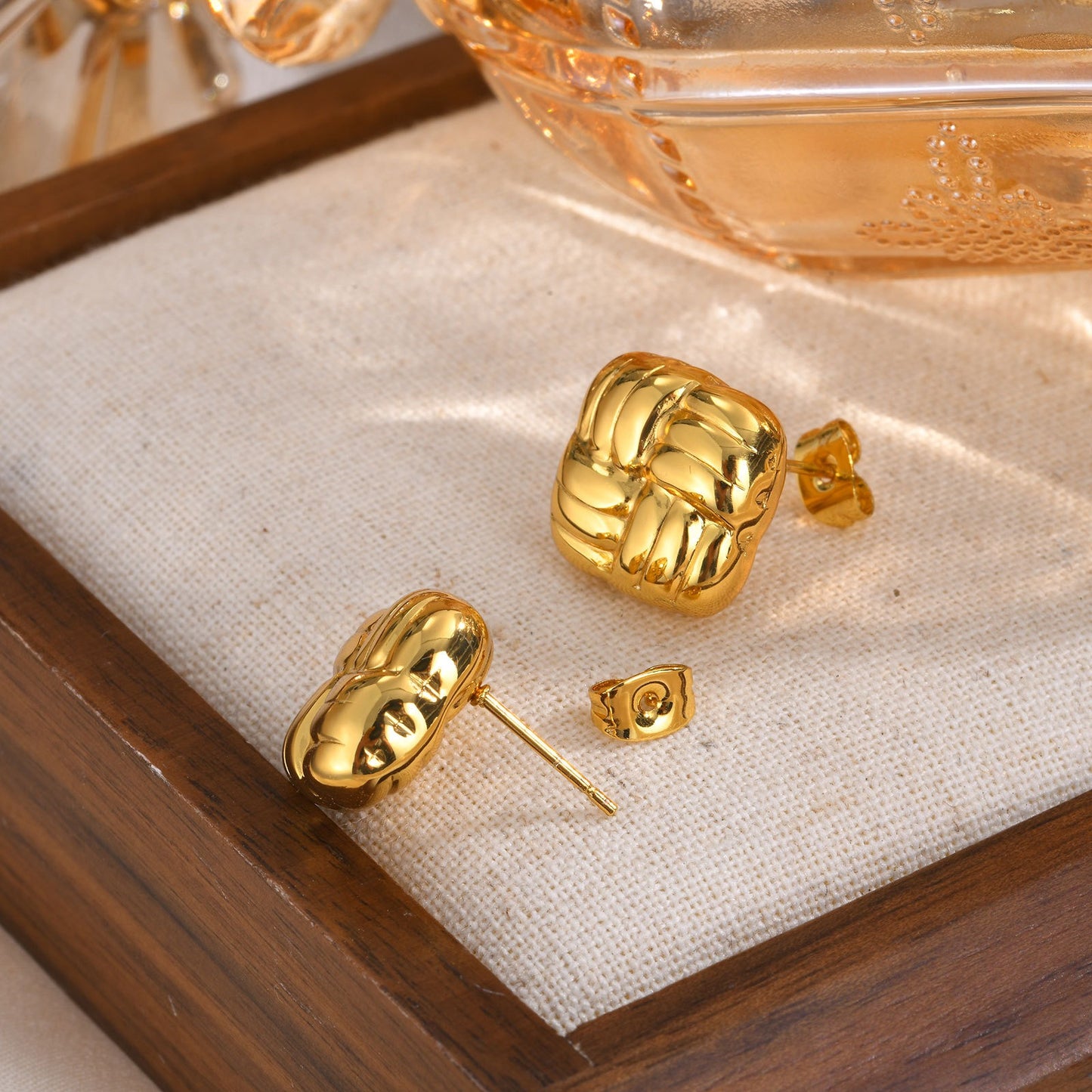 Aretes cuadrados tejidos artesanalmente | Joyería geométrica de acero inoxidable en tono dorado para mujeres modernas ES627