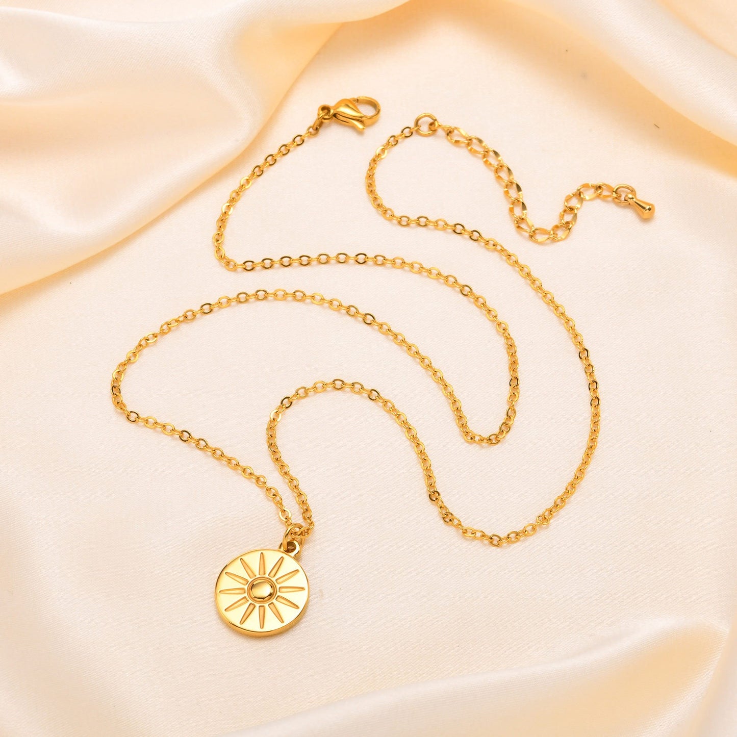 Elegante collar con colgante circular dorado - Cadena minimalista de acero inoxidable para clavícula para mujer NC-1854