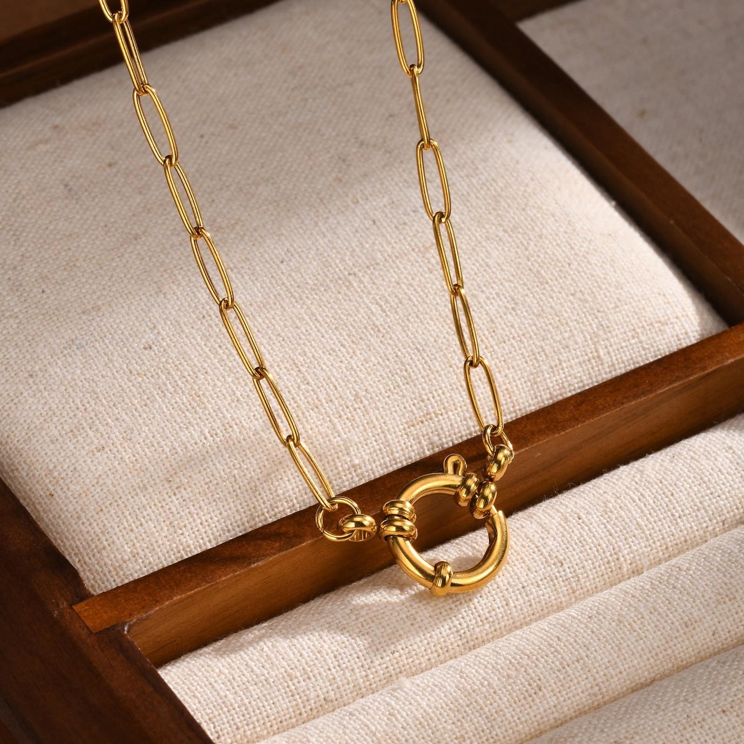 Collar de cadena rectangular geométrica de oro de 18 quilates con cierre de burbuja. Joyería moderna de acero inoxidable para mujer, ideal para combinar con otras piezas sin esfuerzo. 1887