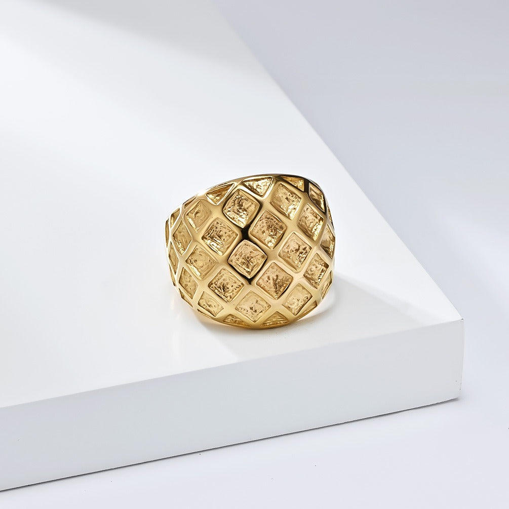 Anillo de acero y titanio con diseño hexagonal Hive - Joyería dorada para mujer, accesorios bohemios chic y vanguardistas para el día a día K-R970