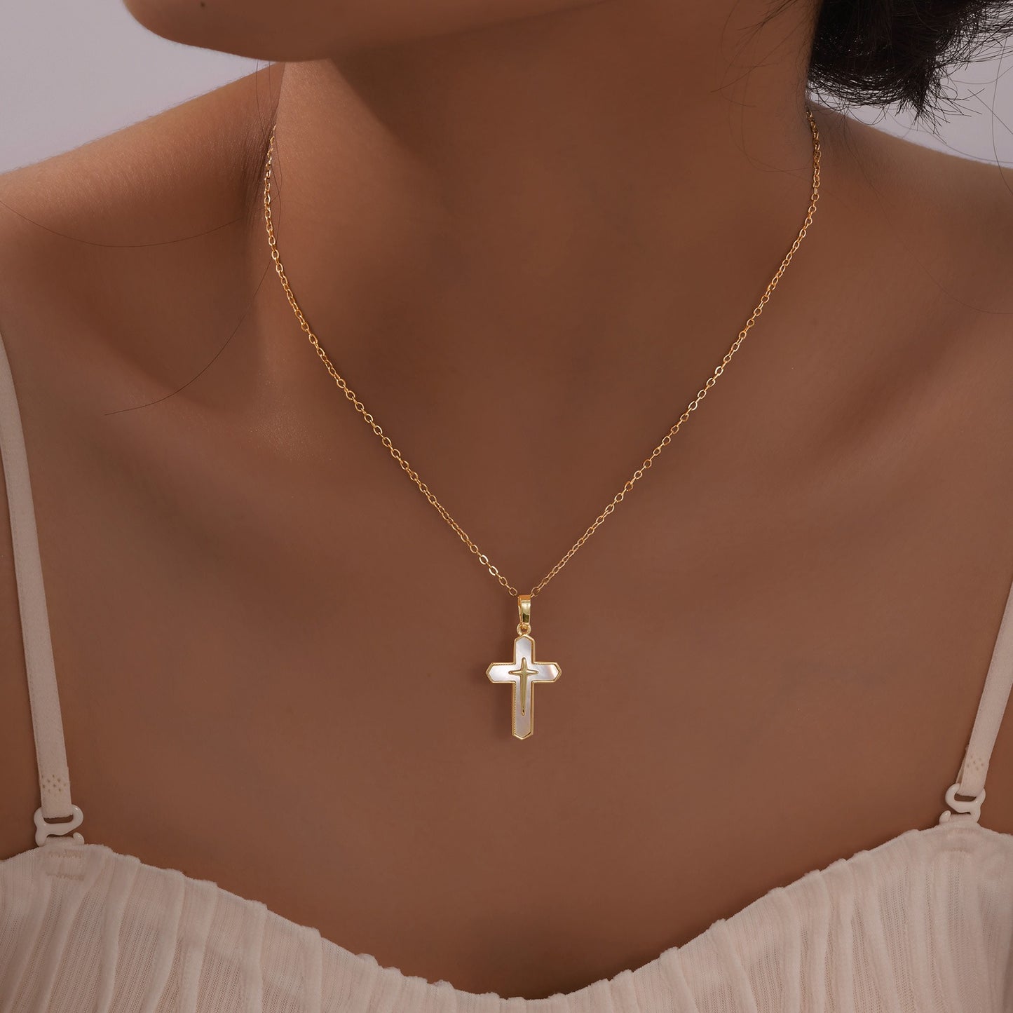 Collar con colgante de cruz de concha de cobre estilo vintage: delicada joyería boho chic para mujer PNB322