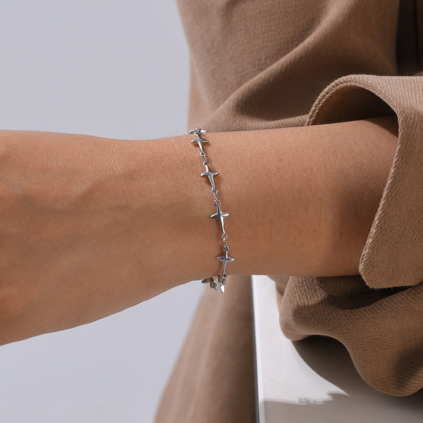 Pulsera apilable vintage de estrella de cuatro puntas: joyería celestial de acero inoxidable para un toque de elegancia cotidiana (1951)