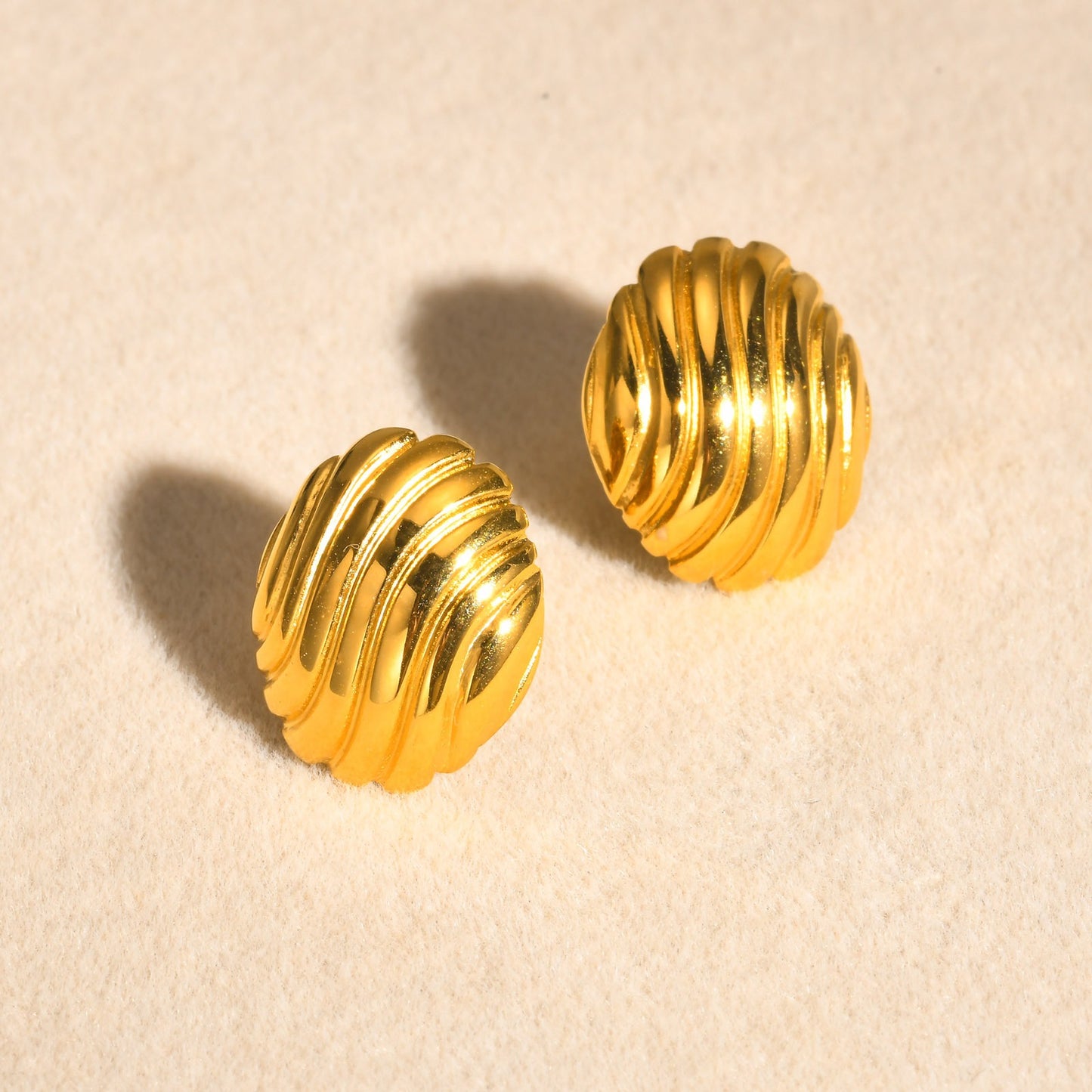 Pendientes Kemstone de acero inoxidable con textura de concha dorada para mujer ES-458