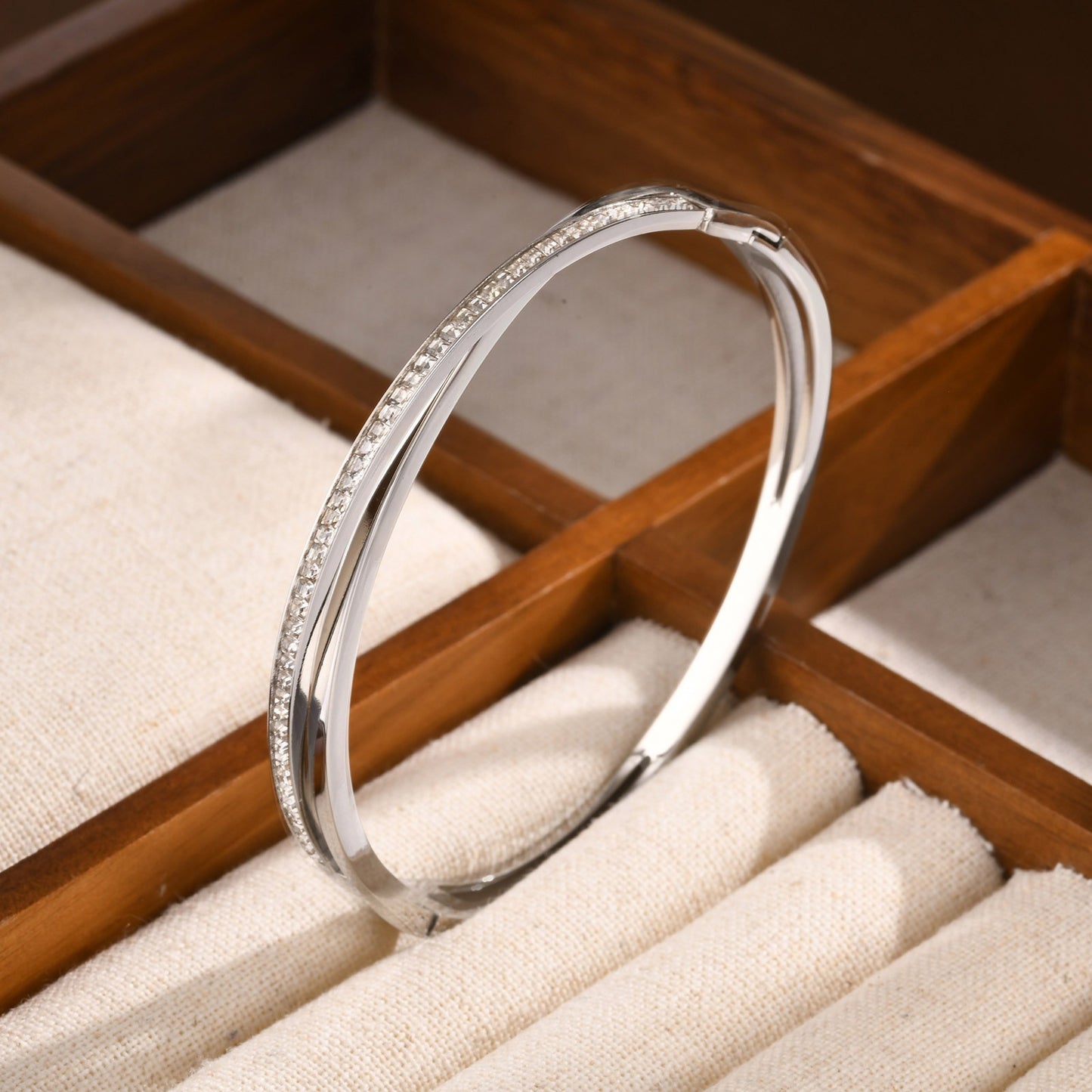 Brazalete con bisagras de circonitas lisas para mujer: joyería elegante y versátil B-547
