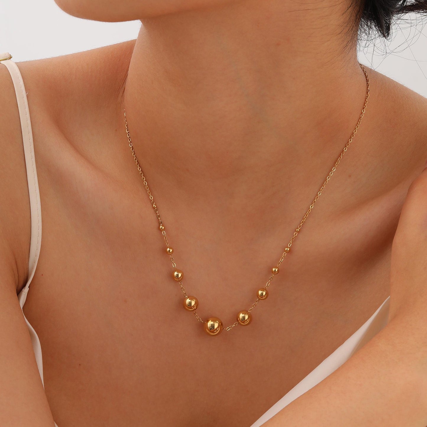 Elegante collar de acero inoxidable con esfera dorada para mujer NC-1945