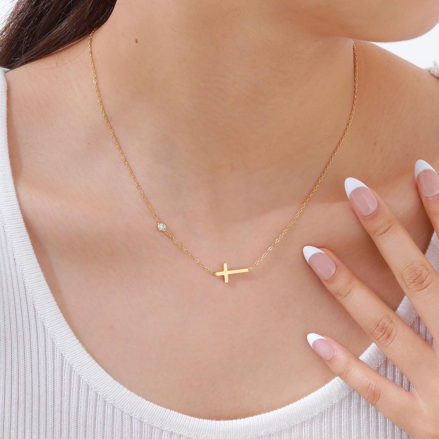 Collar con colgante de cruz de resplandor eterno - Joyería de acero inoxidable con circonitas blancas en tono dorado para mujer, hipoalergénico, elegante y cotidiano NC-782