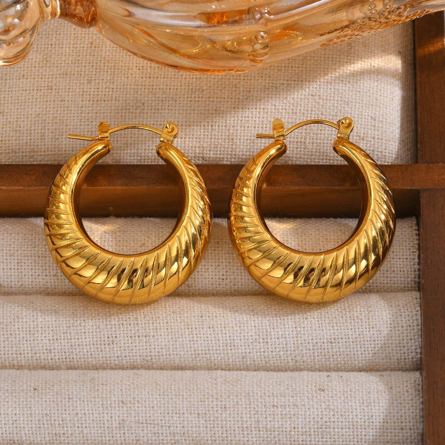 Pendientes de aro dorados texturizados en forma de C - Joyería de acero inoxidable con relieve para mujer (Regalo hipoalergénico de lujo con grabado personalizado) EH-724