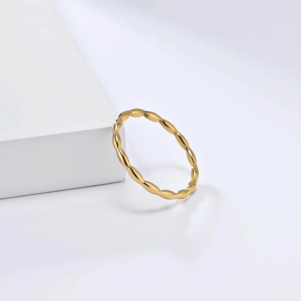Anillo geométrico de acero y titanio con lágrima entrelazada de inspiración francesa para mujer | Joyería minimalista para uso diario con elegancia narrativa K-R945