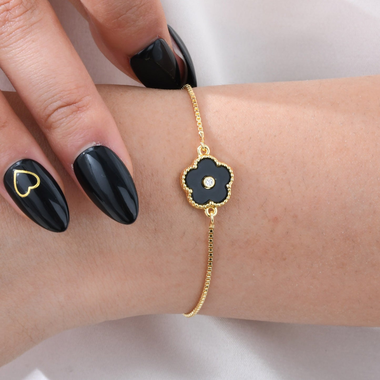 Pulsera de cadena ajustable de cobre con detalles de circonitas cúbicas florales negras Kemstone y acabado dorado: una joya versátil para la elegancia diaria PBR-038