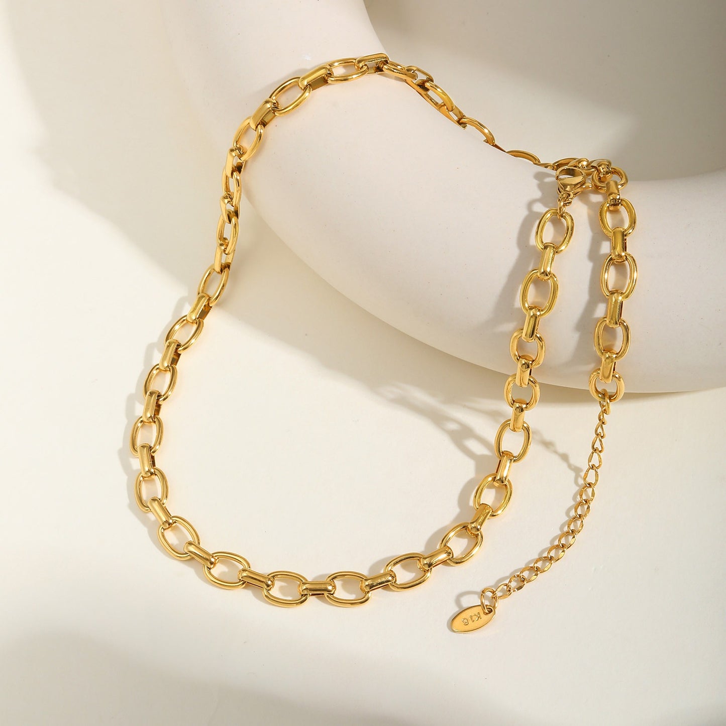 Pulsera Kemstone de acero inoxidable con eslabones, hecha a mano y con un diseño geométrico audaz en un vibrante tono dorado para el día a día de la mujer. BR-2343