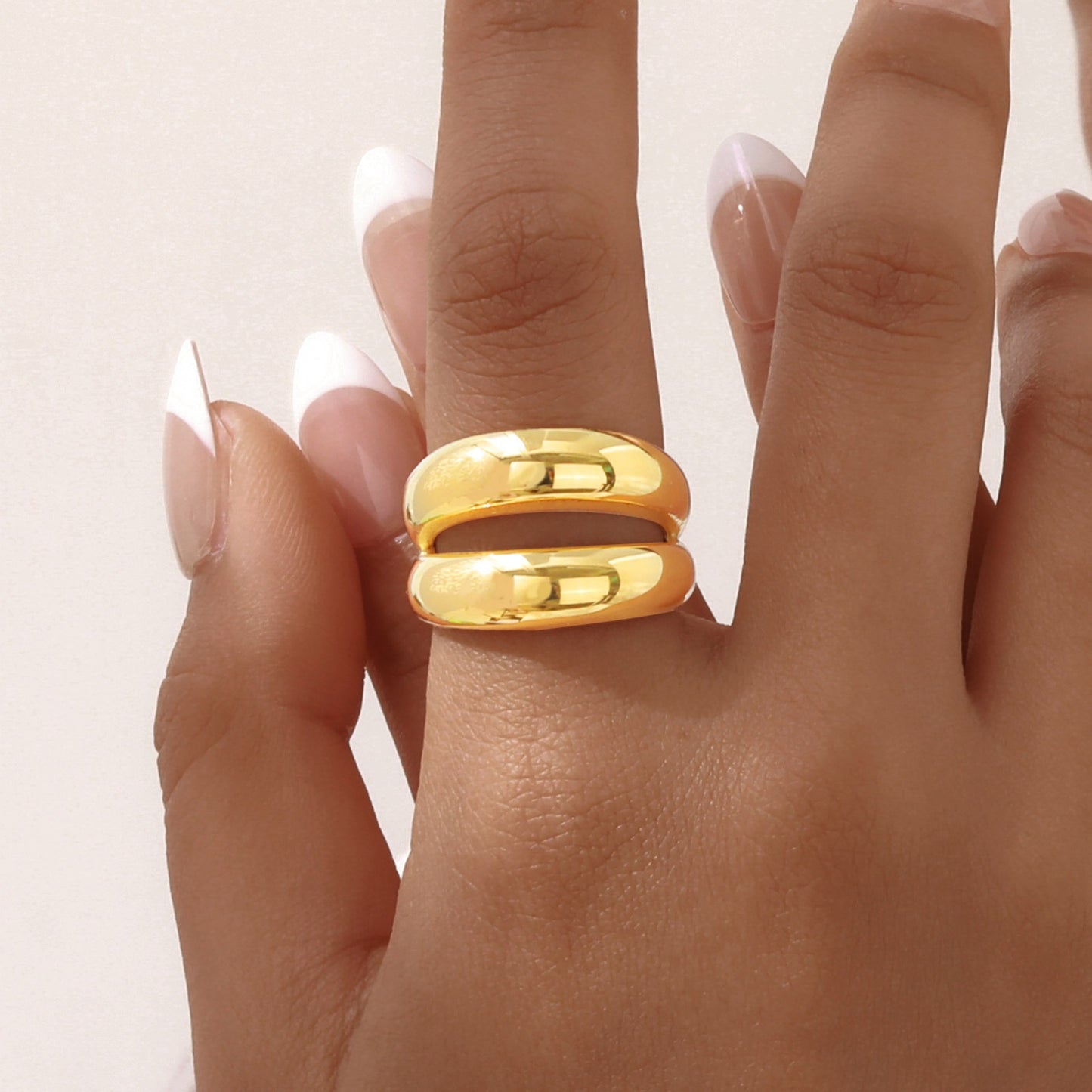 Anello geometrico in acciaio inossidabile con superficie liscia color oro per donna - Gioielli minimalisti per l'eleganza quotidiana RC-718