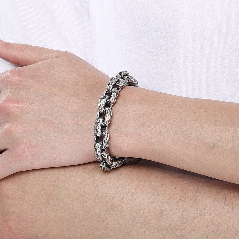 Pulsera de motorista de acero y titanio martillado artesanal Kemstone - Cadena cuadrada resistente para hombre, diseño urbano KB167700-KJX