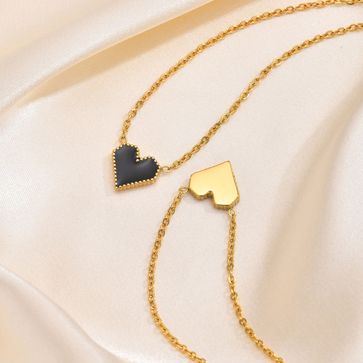 Elegante collar dorado de acero inoxidable con esmalte negro y forma de corazón para mujer NC-1327