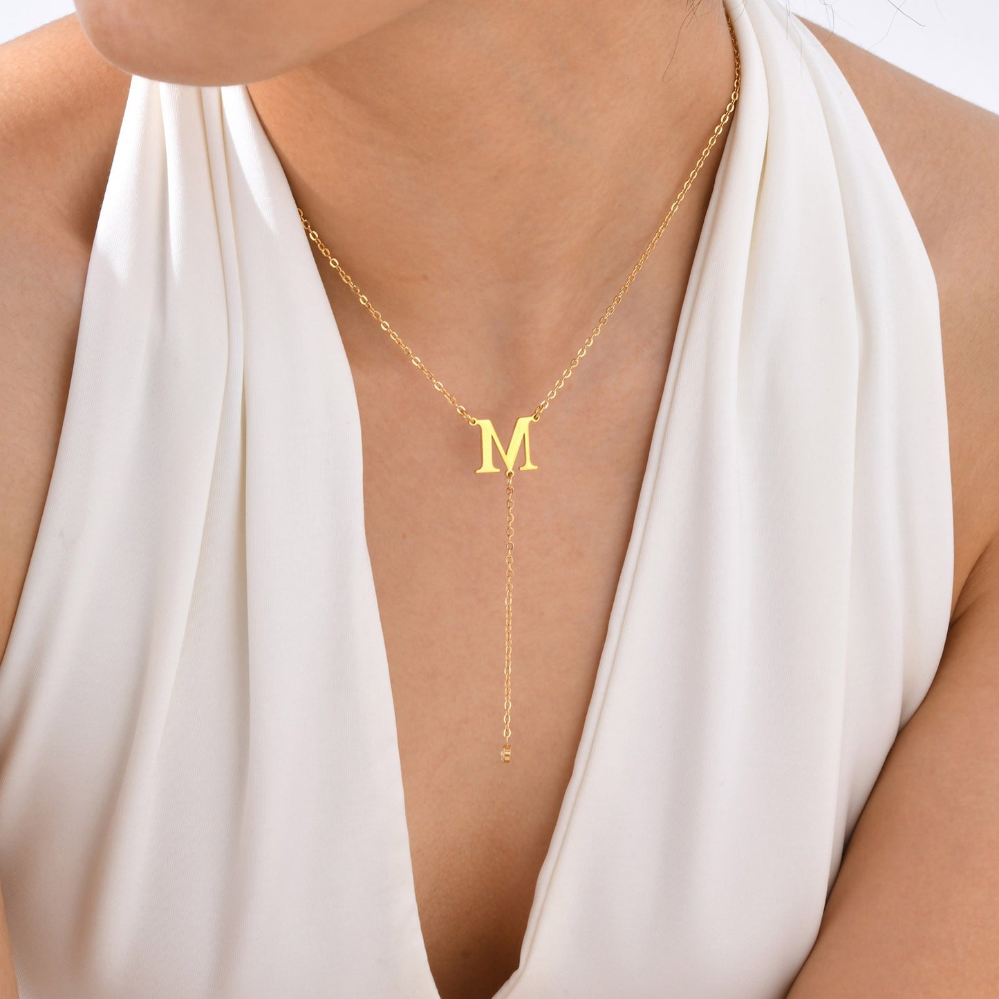 Collar de cadena cruzada plana de acero inoxidable con letra, circonita blanca y flecos dorados. Joyería minimalista personalizada para mujer. NC-1936G