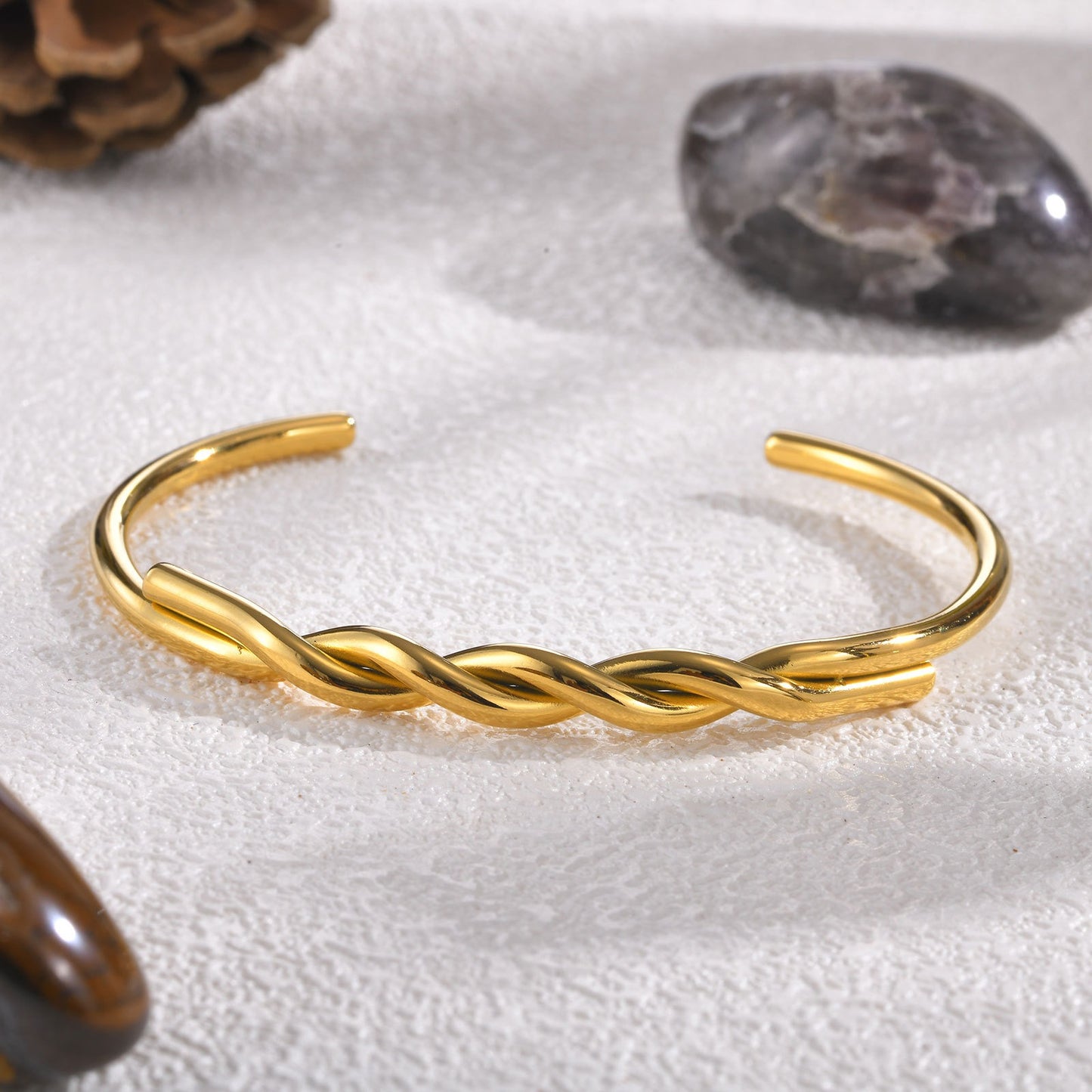 Brazalete abierto vintage de cable trenzado dorado – Joyería de acero inoxidable hipoalergénica para mujer (grabado personalizado disponible) B-606