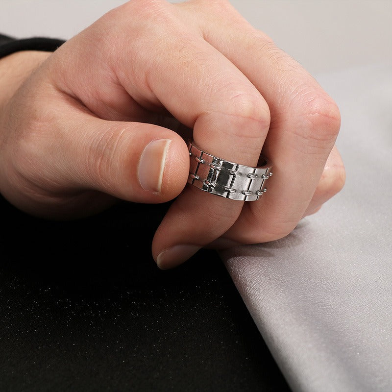 Anillo punk de acero inoxidable Kemstone para hombre - Diseño de motocicleta grabado a láser, pieza llamativa personalizable y resistente a la decoloración KR1087872-K