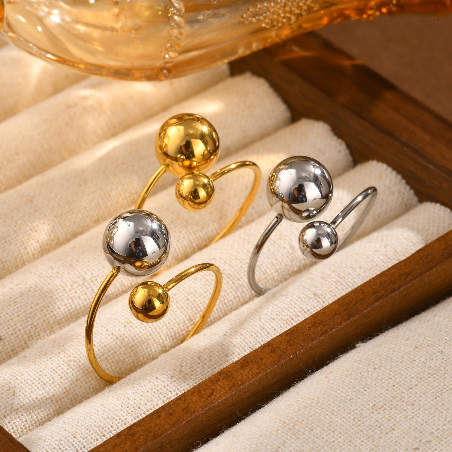 Elegante anillo ajustable de acero inoxidable con acabado dorado para mujer RC-536