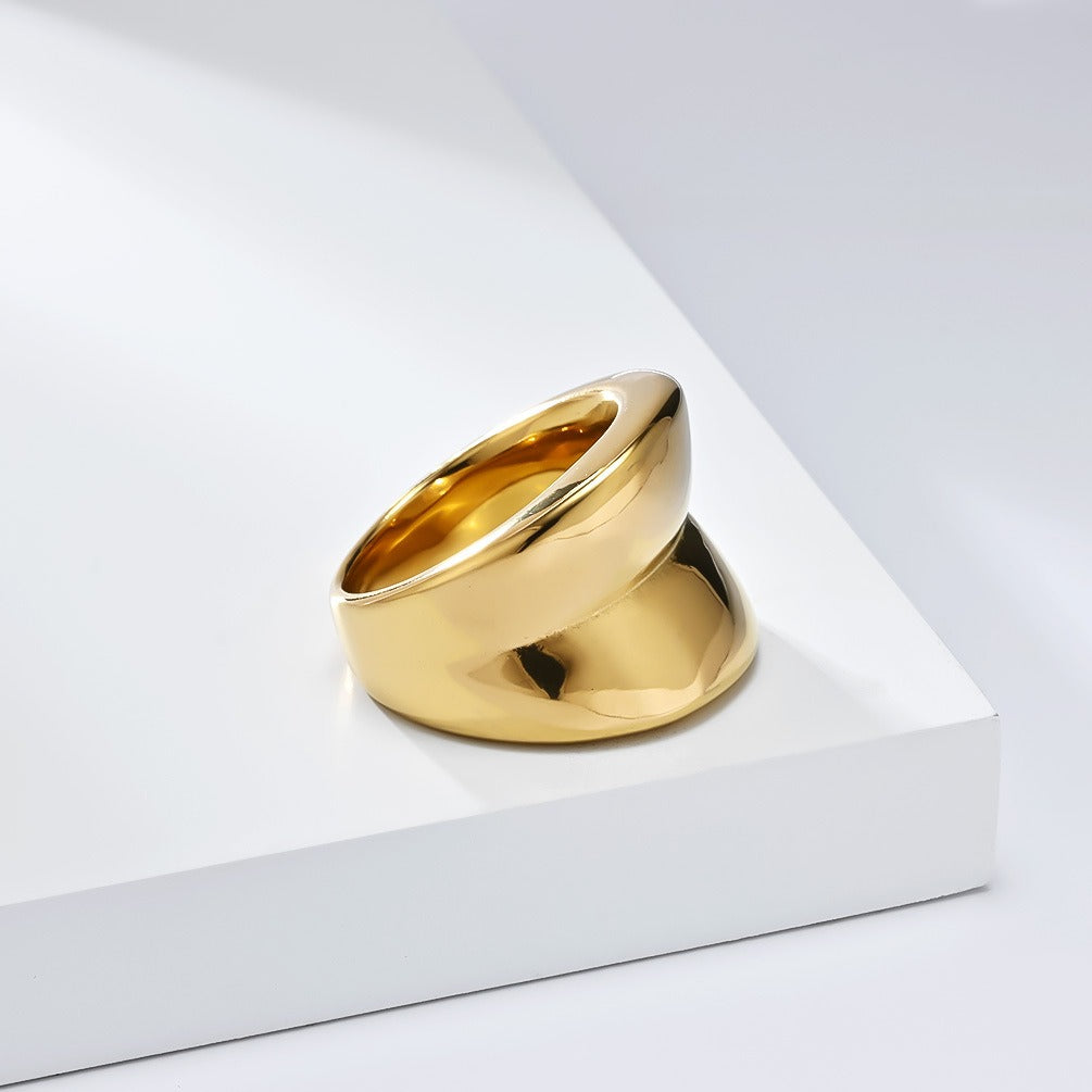 Anillo minimalista de acero de titanio chapado en oro para mujer: diseño geométrico exagerado, joyería de alta gama para el día a día con un elegante diseño K-R969