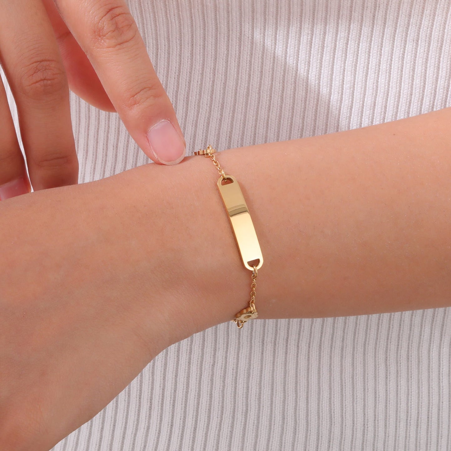 Pulsera de cadena cruzada plana de acero inoxidable Kemstone con colgante floral curvo - Joyería minimalista para mujer, elegancia para el día a día y diseño ideal para regalar BR-2159