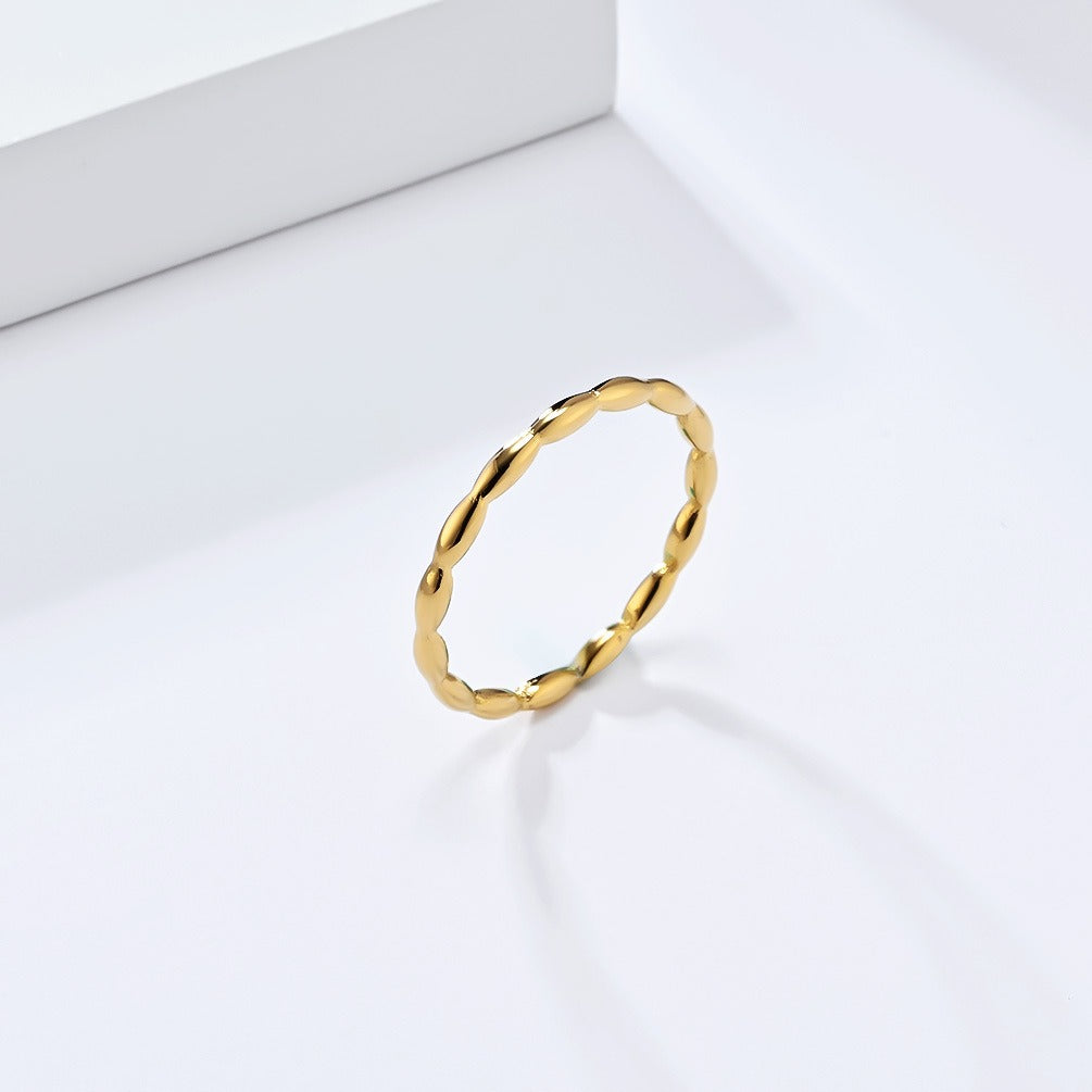Anillo geométrico de acero y titanio con lágrima entrelazada de inspiración francesa para mujer | Joyería minimalista para uso diario con elegancia narrativa K-R945