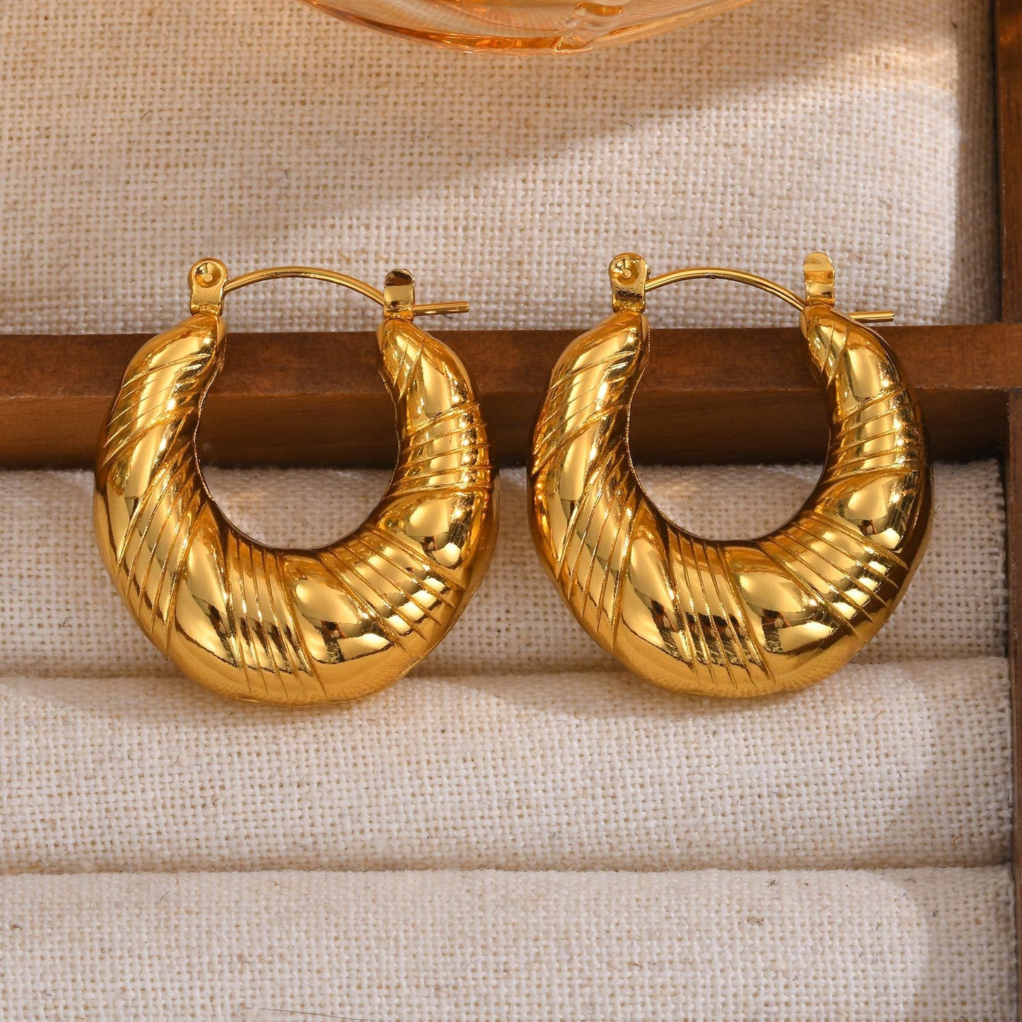 Pendientes de aro dorados texturizados en forma de C - Joyería de acero inoxidable con relieve para mujer (Regalo hipoalergénico de lujo con grabado personalizado) EH-724
