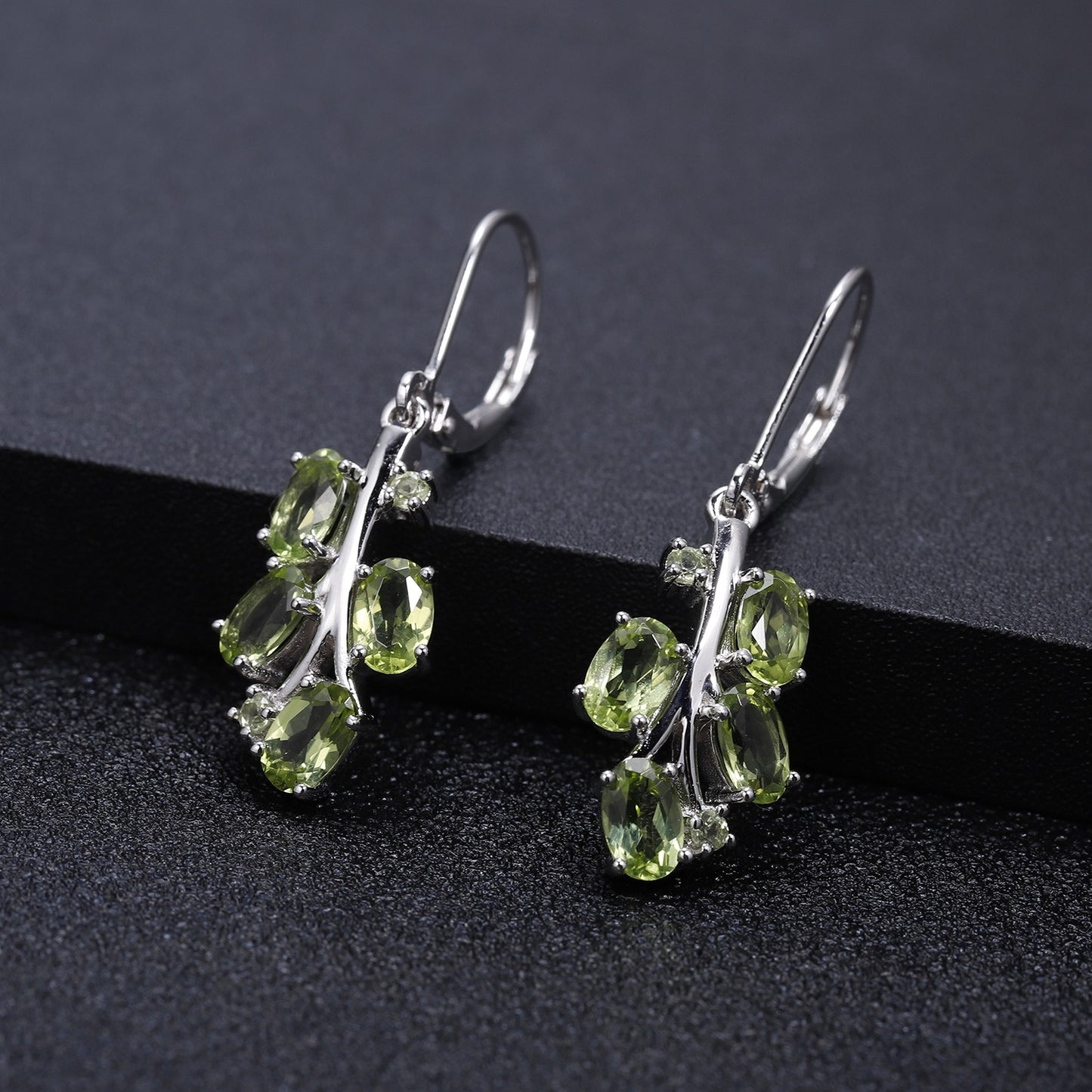 Pendientes de plata de ley con diseño original de Kemstone, hechos a mano, con topacio y peridoto naturales.
