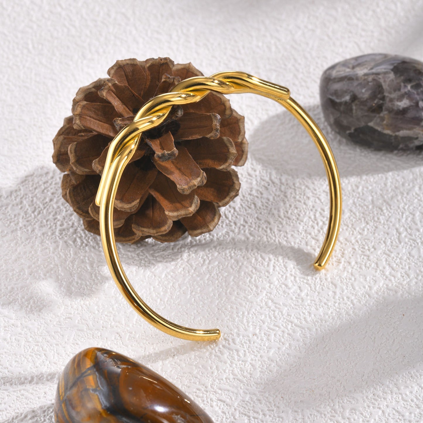 Brazalete abierto vintage de cable trenzado dorado – Joyería de acero inoxidable hipoalergénica para mujer (grabado personalizado disponible) B-606