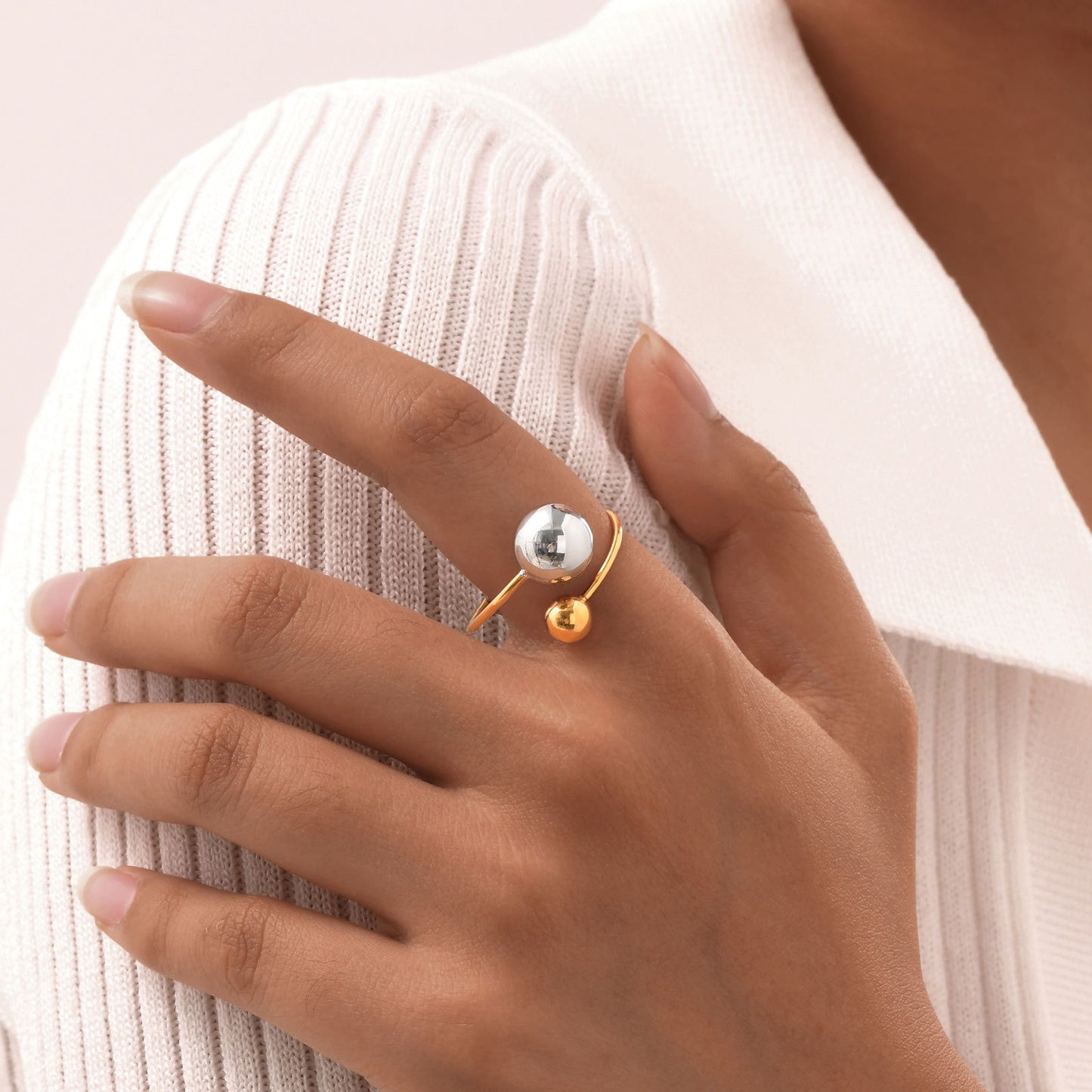Elegante anillo ajustable de acero inoxidable con acabado dorado para mujer RC-536