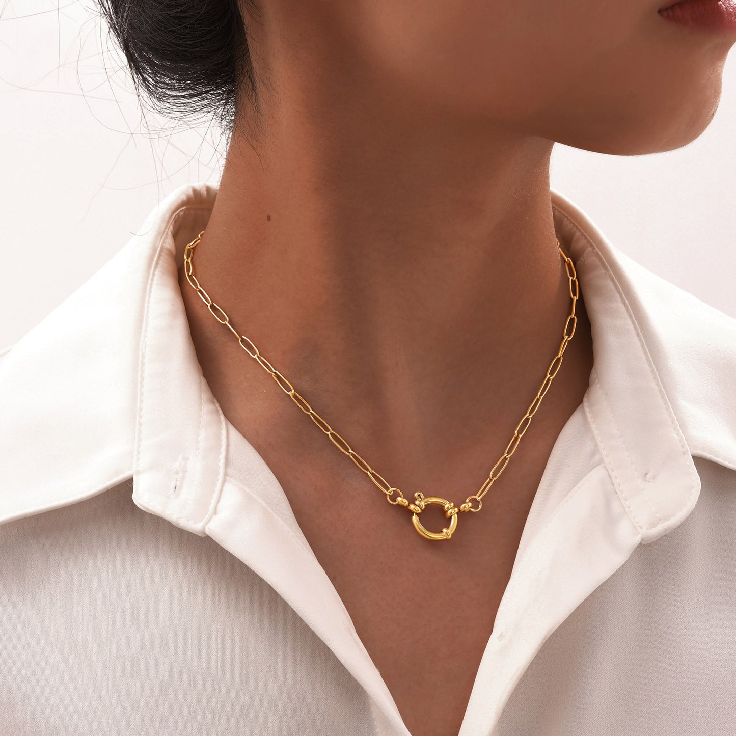 Collar de cadena rectangular geométrica de oro de 18 quilates con cierre de burbuja. Joyería moderna de acero inoxidable para mujer, ideal para combinar con otras piezas sin esfuerzo. 1887