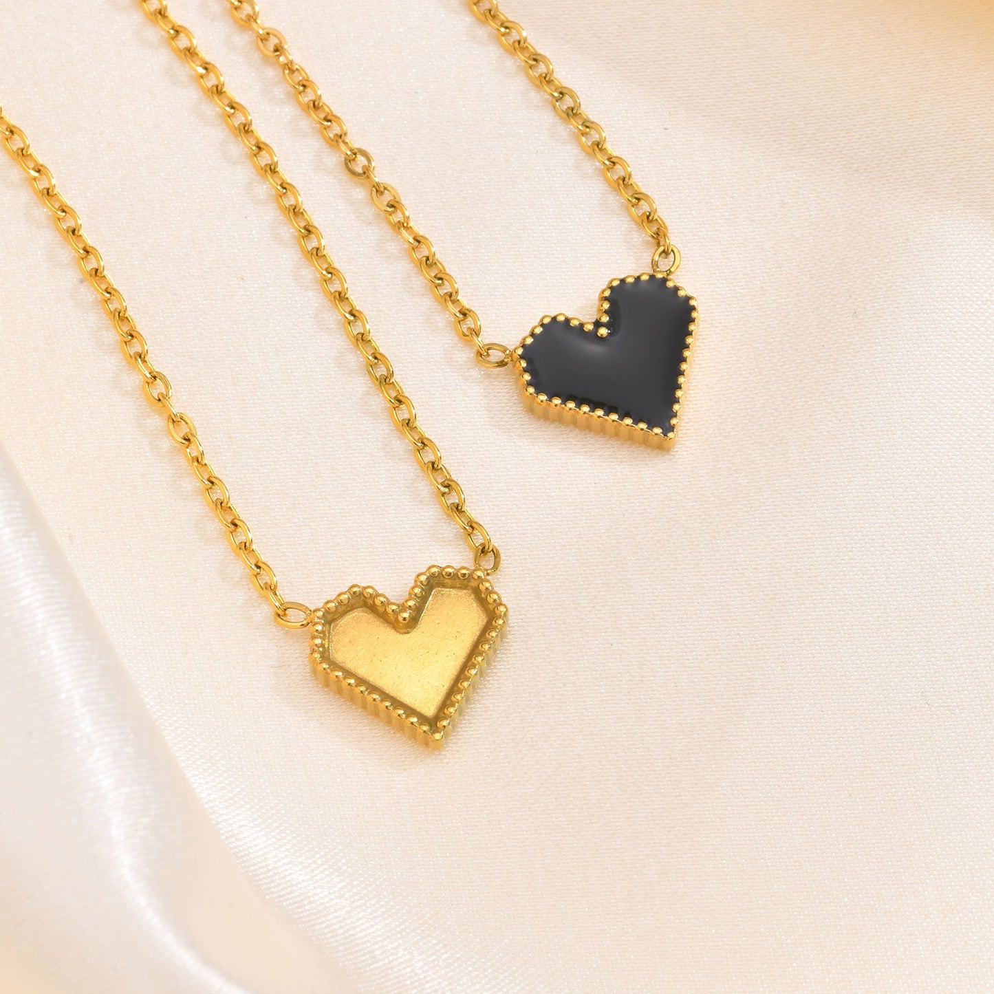 Elegante collar dorado de acero inoxidable con esmalte negro y forma de corazón para mujer NC-1327