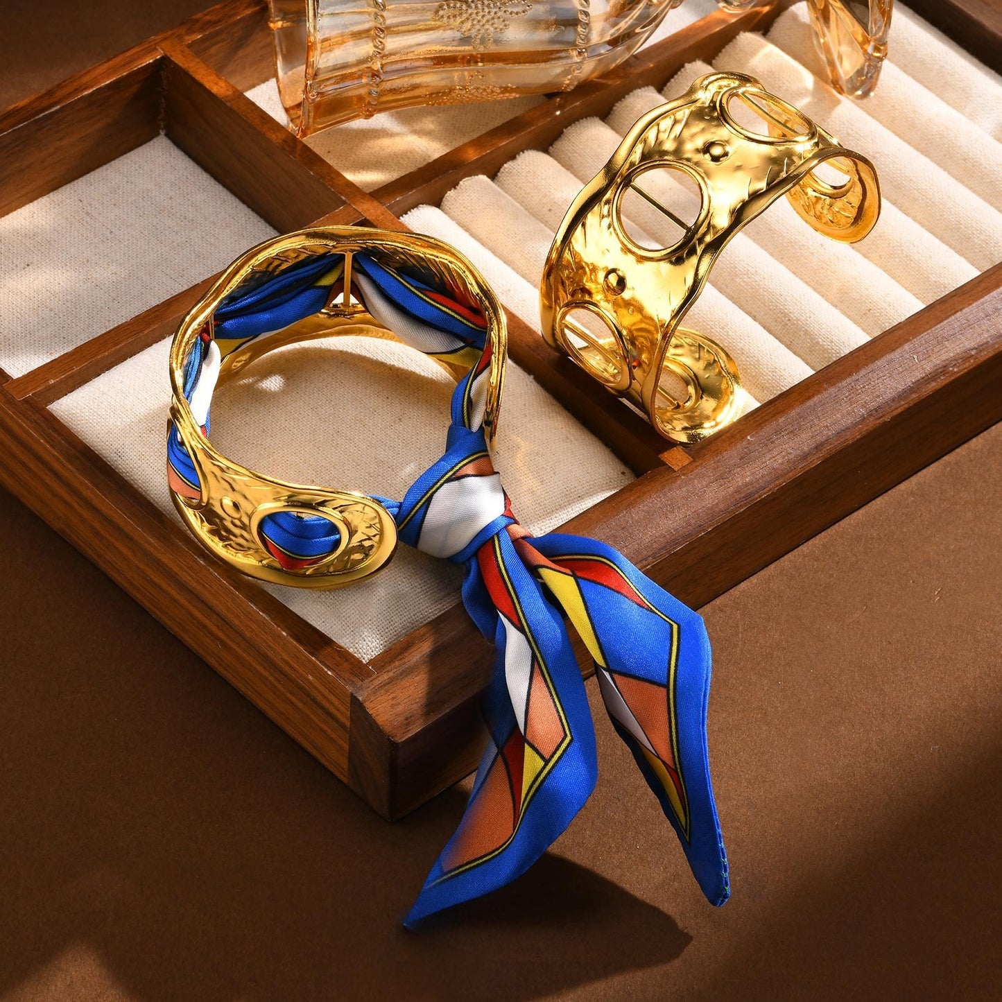 Elegante pulsera de acero inoxidable dorado con elegante nudo de seda: un accesorio imprescindible para mujer B-630