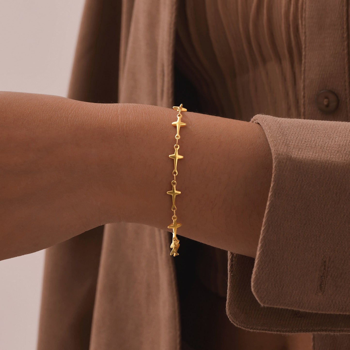 Pulsera apilable vintage de estrella de cuatro puntas: joyería celestial de acero inoxidable para un toque de elegancia cotidiana (1951)