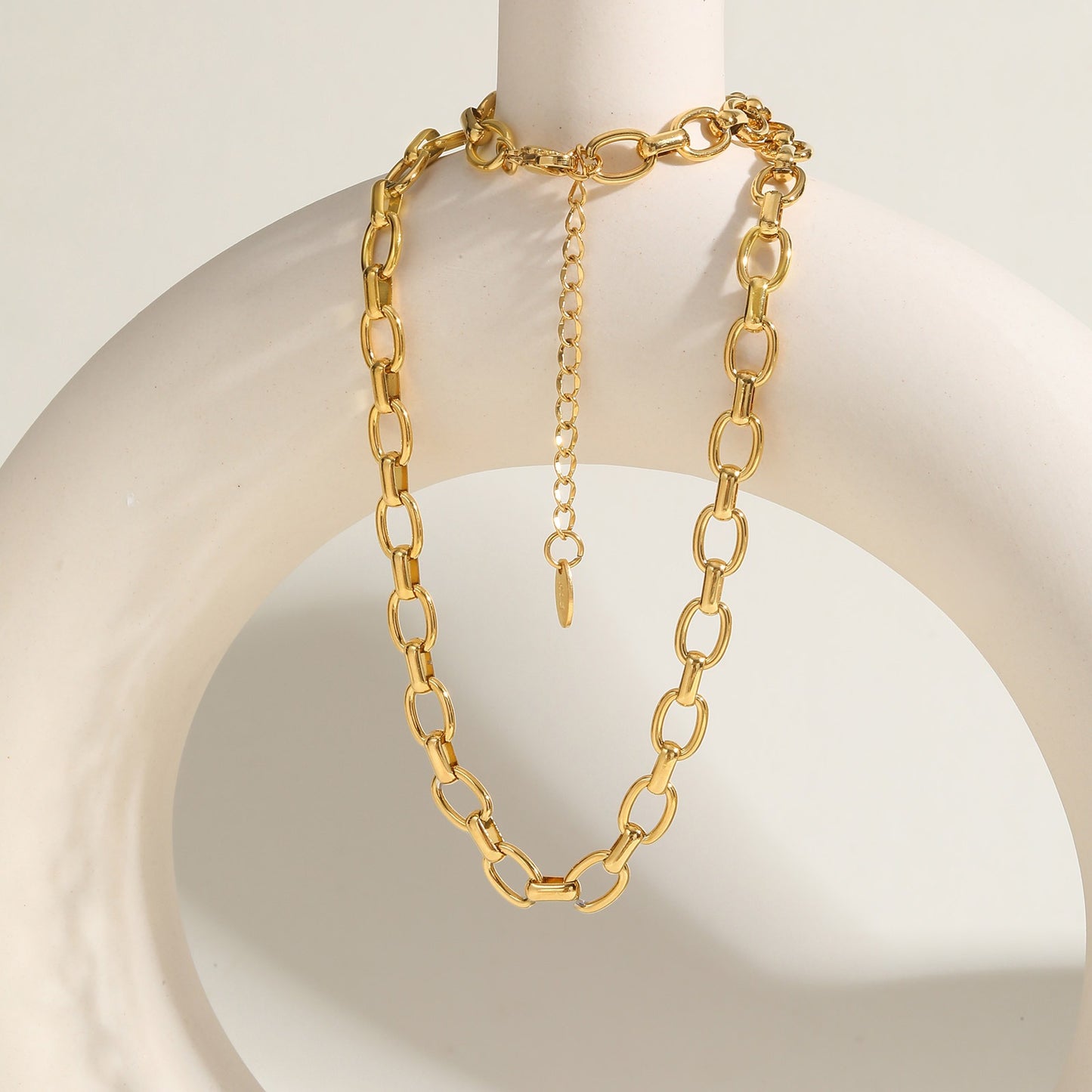 Pulsera Kemstone de acero inoxidable con eslabones, hecha a mano y con un diseño geométrico audaz en un vibrante tono dorado para el día a día de la mujer. BR-2343