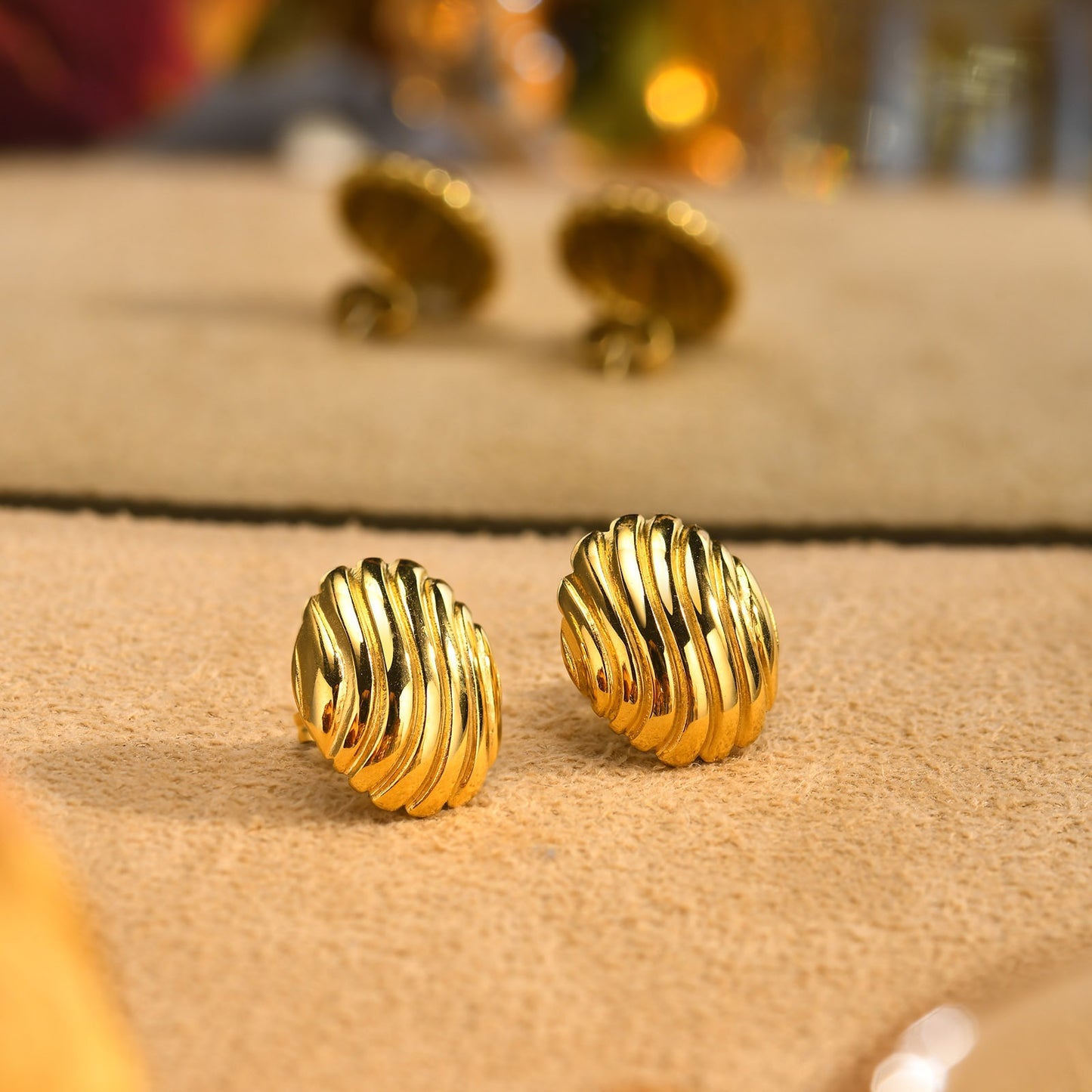 Pendientes Kemstone de acero inoxidable con textura de concha dorada para mujer ES-458