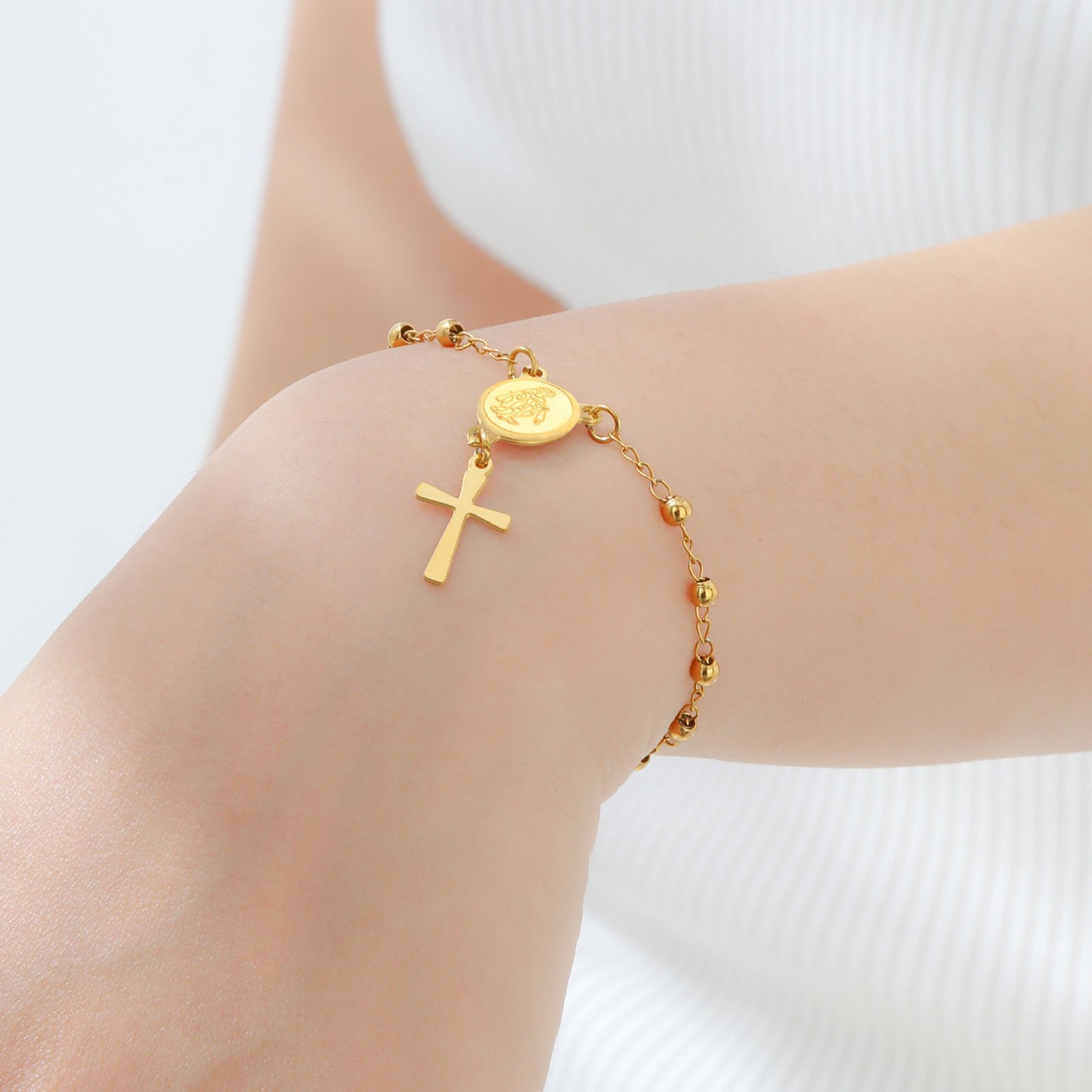 Elegante pulsera de cadena de cuentas de rosario de acero inoxidable con dije de cruz de la Virgen - Joyería espiritual hipoalergénica en tono dorado para mujer BR-2234