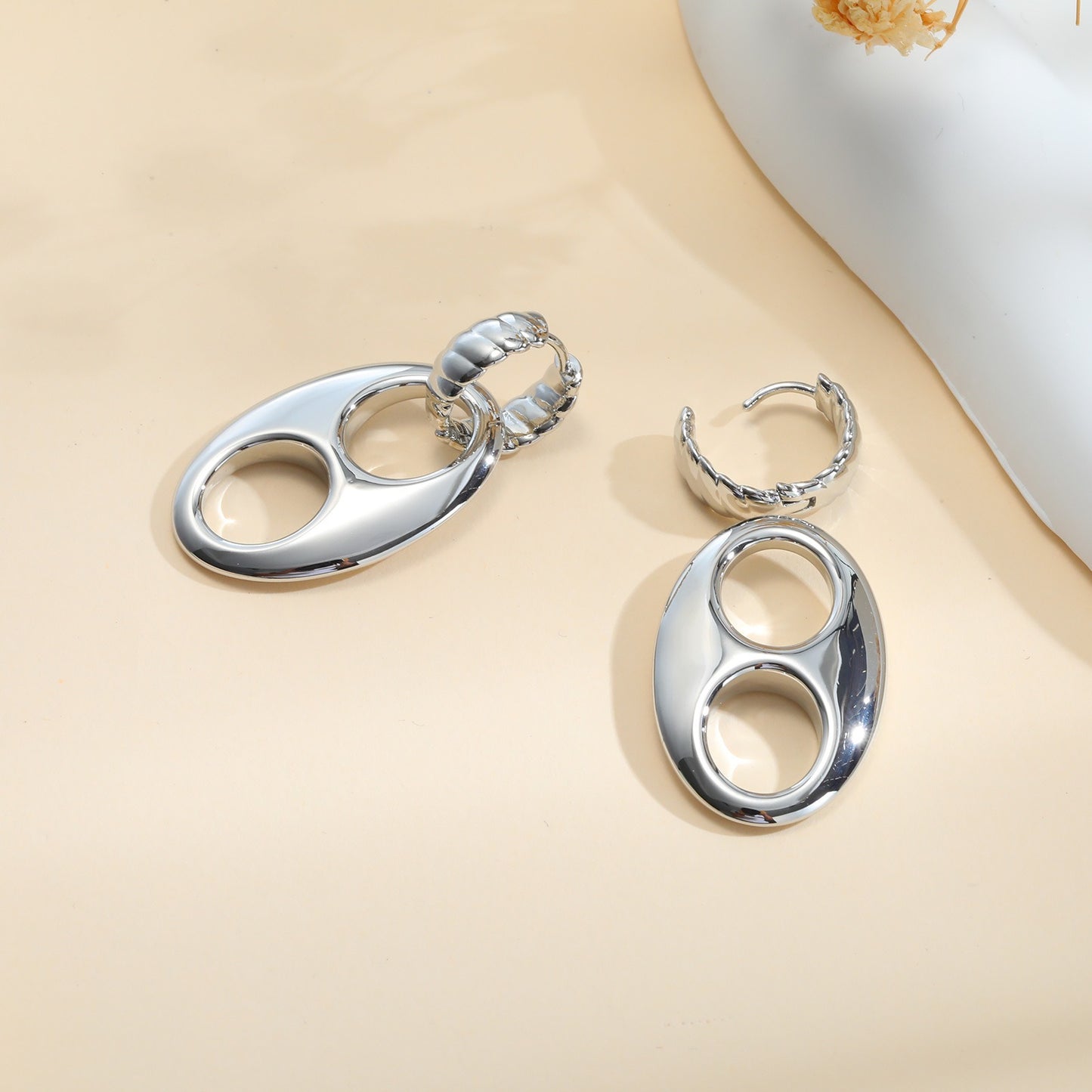 Aretes ovalados de aleación de cobre en tono dorado de 14 quilates con detalles de cristal: elegancia minimalista para un glamour cotidiano EBD-414